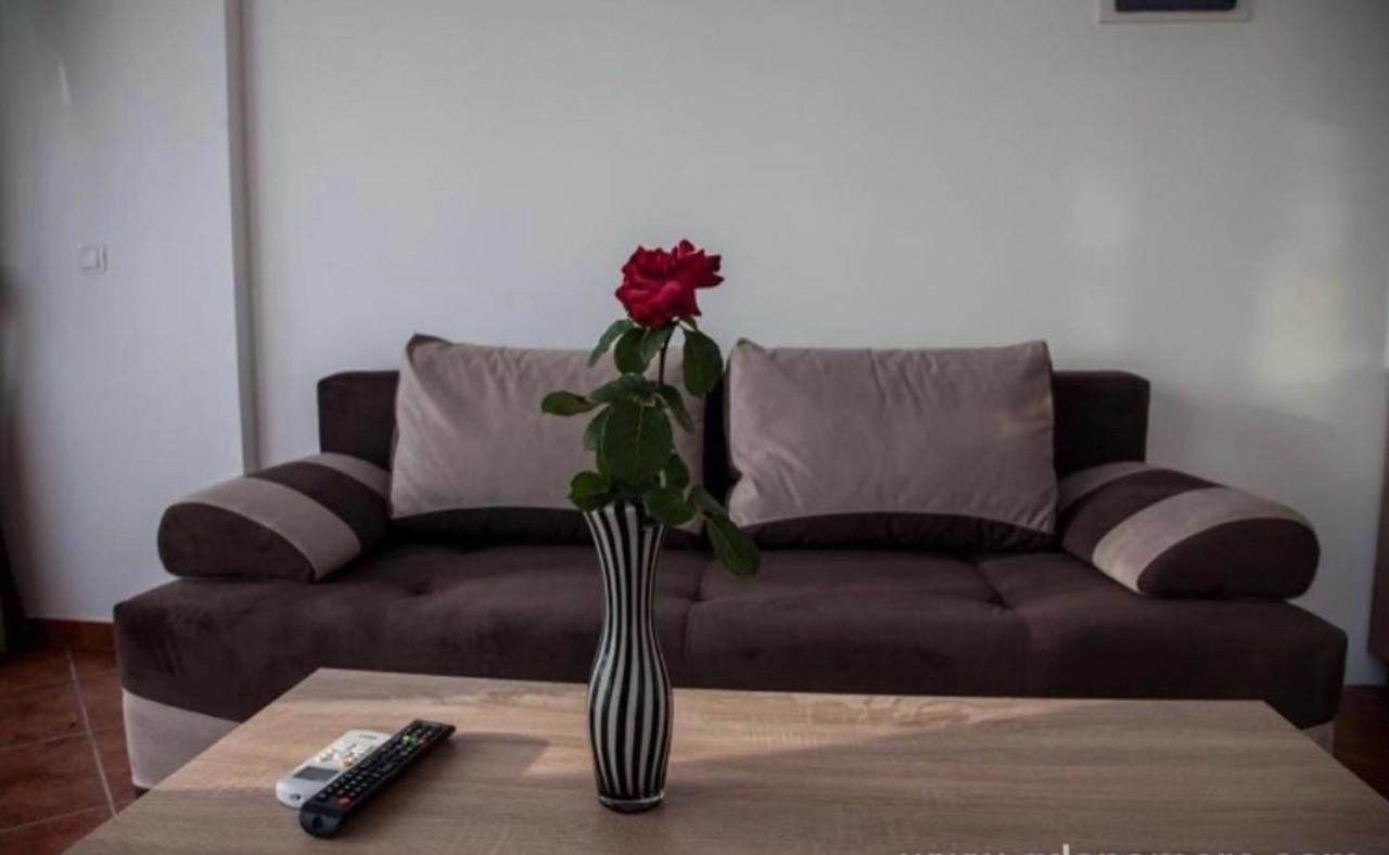 Delux Apartmani Dobra Voda Esterno foto